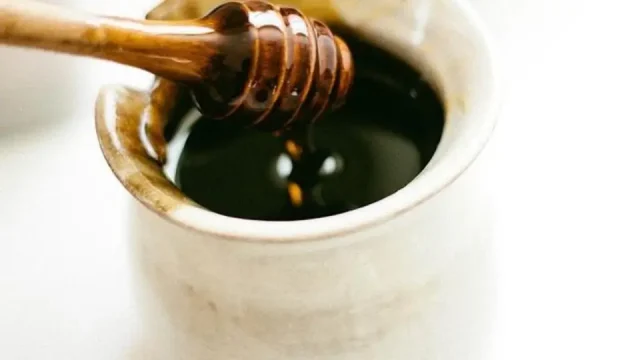 كيف يصنع العسل الأسود؟ كيف يصنع العسل الأسود؟