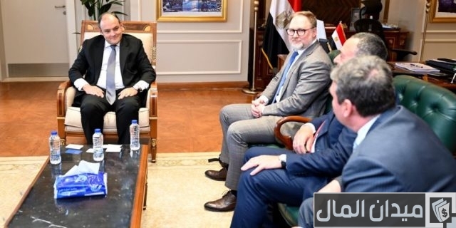 باستثمارات 160 مليون دولار.. وزير الصناعة يبحث مع ممثلى شركتين نمساوية وتشيكية إنتاج سيانيد الصوديوم في مصر باستثمارات 160 مليون دولار.. وزير الصناعة يبحث مع ممثلى شركتين نمساوية وتشيكية إنتاج سيانيد الصوديوم في مصر