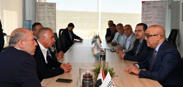 وزير الإسكان بشاركة مع «السويدى إليكتريك» يبحثان مقترحات تطوير في المدن الجديدة وزير الإسكان يبحث مع مسئولى «السويدى إليكتريك» مقترحات تطوير في المدن الجديدة
