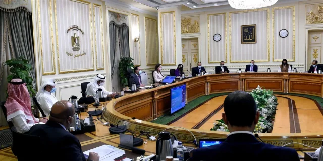 مصطفي مدبولي يبحث مع مسئولين سعوديين عقد شراكات استثمارية جديدة في العاصمة الادراية رئيس الوزراء يبحث مع مسئولين سعوديين عقد شراكات استثمارية جديدة