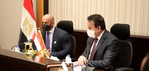 وزير الصحة المصري يبحث مع نظيره بدولة مدغشقر تصنيع الدواء والمستلزمات الخاصة بوسائل تنظيم الأسرة وزير الصحة يبحث مع نظيره بدولة مدغشقر تصنيع الدواء والمستلزمات الخاصة بوسائل تنظيم الأسرة