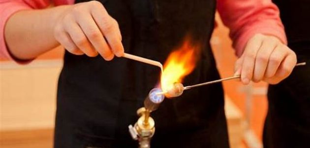 ما هي المادة الخام في المستخدمة صناعة الزجاج ما هي المادة الخام في صنع الزجاج