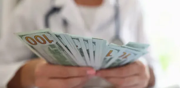 رواتب الأطباء في أمريكا بالدولار رواتب الأطباء في أمريكا
