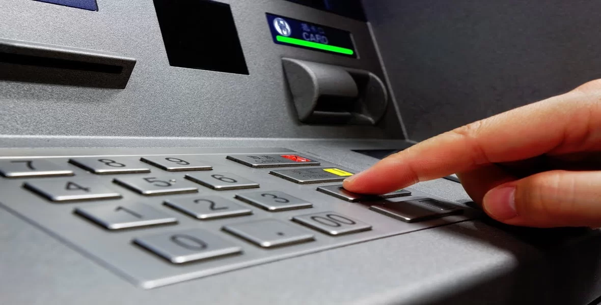 رسوم عمولة السحب من Atm بنك آخر من البنوك المصرية