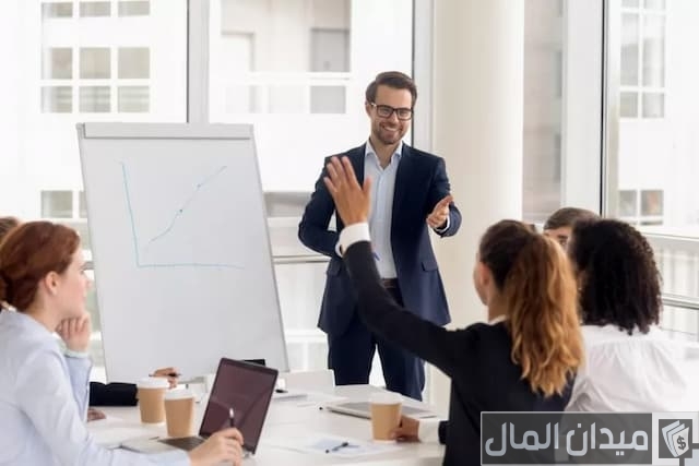 رجل أعمال يدعم المشاريع