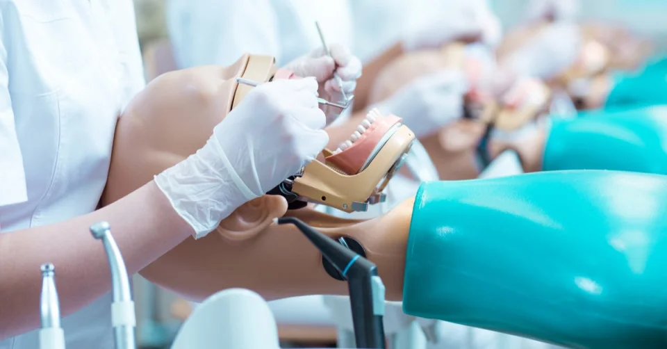 هل تخصص طب الاسنان صعب وما هي التخصصات الداخلية