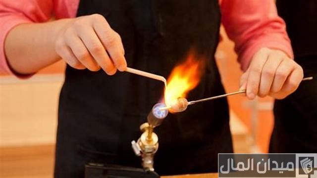 ما هي المادة الخام في المستخدمة صناعة الزجاج