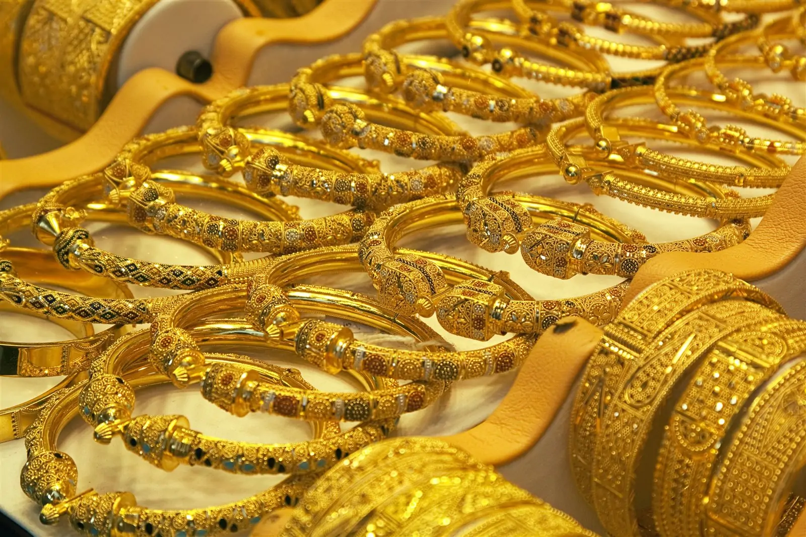 هل سعر بيع الذهب يختلف عن الشراء ونسبة الفرق ؟