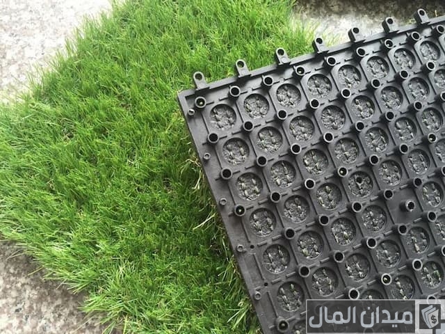 العشب الصناعي على البلاط 