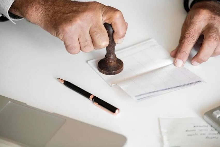 إجراءات استخراج كشف حساب بنكي مختوم وعواقب تقديم كشف حساب بختم مزور