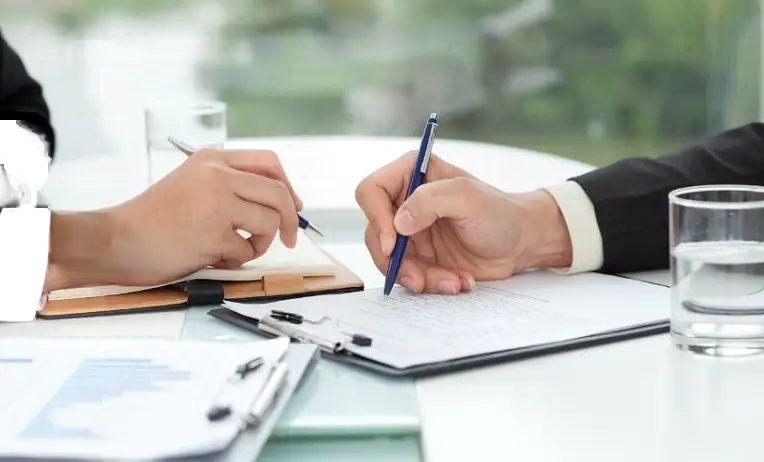 التعويض عن فسخ عقد العمل غير محدد المدة في الإمارات