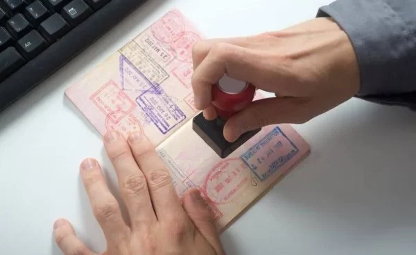 “منصة أبشر” تحدد مدة صلاحية التأشيرة بعد صدورها في السعودية