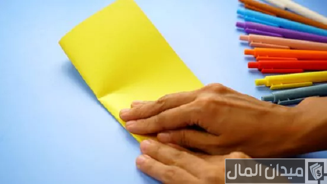 أشكال مطويات بالورق الملون أشكال مطويات بالورق الملون