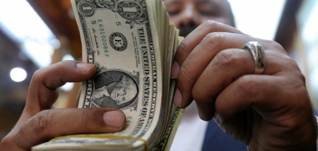 ارتفاع مفاجئ في سعر صرف الدولار بالبنوك المصرية خلال منتصف تعاملات اليوم